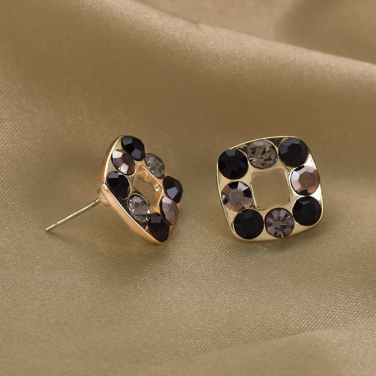 Aguja de plata de moda alta sensación de diamante de goteo de aceite pendientes nicho universal elegante pernos de orejas ligero lujoso temperamento simple orejas para mujeres