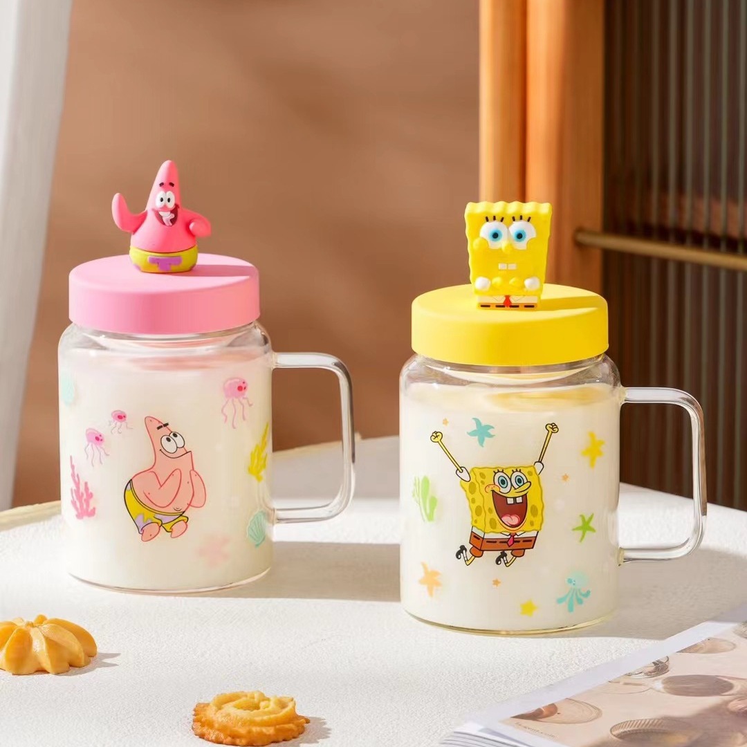 Personalidad creativa esponja bebé autorizado de dibujos animados de vidrio para el hogar regalo de la mano de alta apariencia Linda muñeca taza con tapa