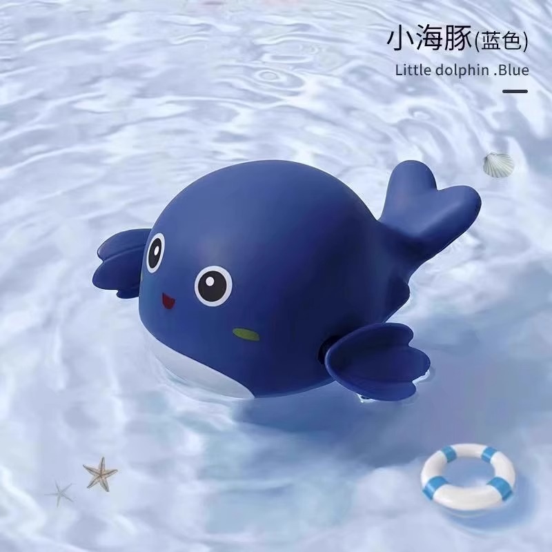 赤ちゃんのお風呂のおもちゃのアヒルの子供は水遊びをします。|undefined