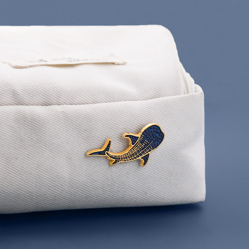 Broche en alliage représentant une baleine et un dauphin, un animal de dessin animé créatif, avec un badge et des accessoires mignons et originaux. Disponible en gros._voghion.com