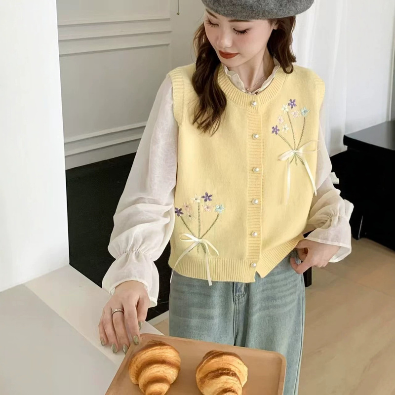 Korean-style sweet embroidered floral bow knitted vest, loose and casual, soft and versatile, slimming sweater vest Korean-style sweet embroidered floral bow knitted vest, loose and casual, soft and versatile, slimming sweater vest