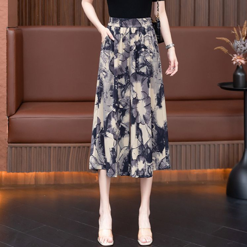 【M-5XL】Summer Cool and Breathable Plus Size Skirt-Pants for Moms, Slimming and Tummy-Covering, Elastic High-Waisted Capri Pants