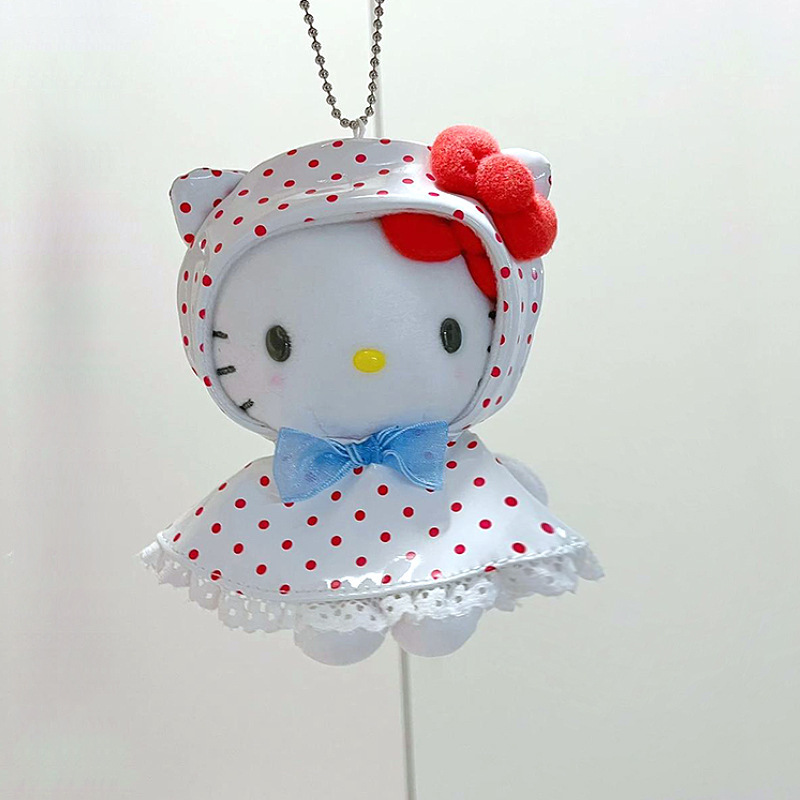 ハローキティの人形は、キーホルダーのキティストラップのぬいぐるみのカバンに飾られている女の子がかわいいです。|undefined
