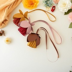 牛革の花のカバンのペンダントのストラップは本革のカバンの部品の女性の高級なキーホルダーのペンダントのメーカーの直接販売を掛けます。
