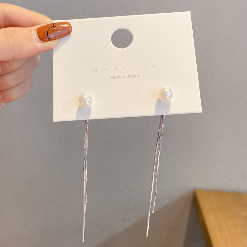 Luz de lujo de alto nivel nicho de diseño femenino sensación de aretes de bordilla temperamento perla asimetría joyería perla al por mayor