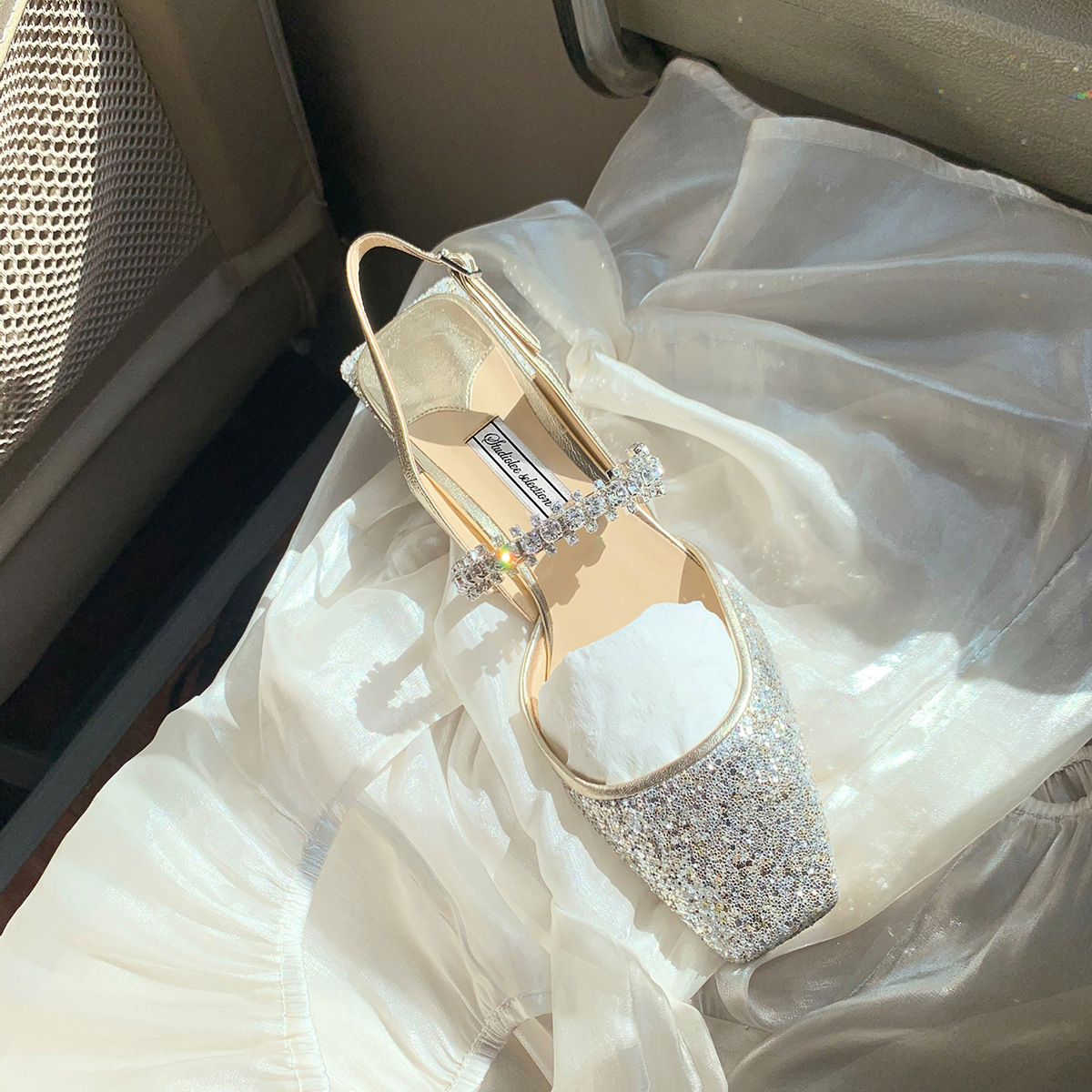 Grava Madre primavera y verano con una palabra de diamante de taladro con cabeza cuadrada hueca trasera, boca poco profunda, tacones gruesos, sandalias Marizhen para mujeres