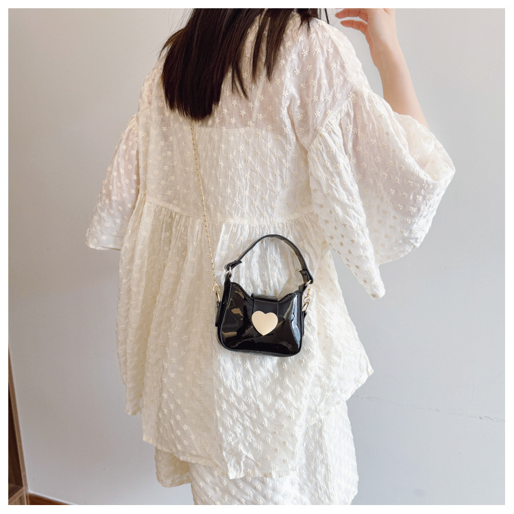 Unisex Pu Heart Shape Solid Color Elegant Streetwear Sewing Thread Square Hidden Buckle Shoulder Bag display picture 13