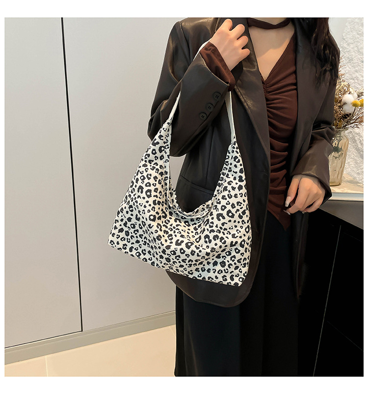 A new minimalist canvas bag with a large capacity in Korean fashion, a leopard print commuter single-shoulder crossbody bag undefined