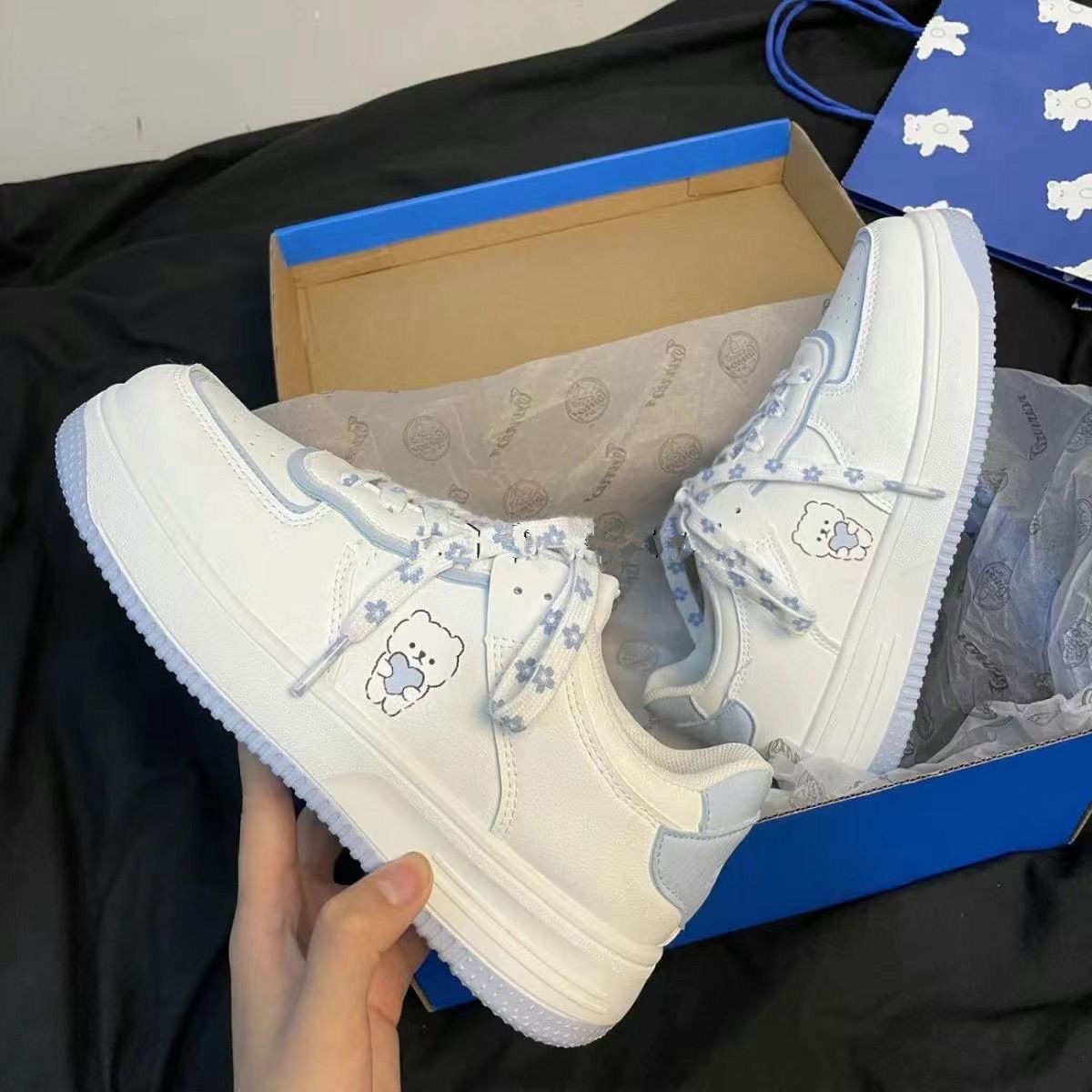 2023 primavera y otoño nuevo oso lindo de las mujeres zapatos blancos casuales punta redonda plana zapatos blancos para estudiantes al por mayor