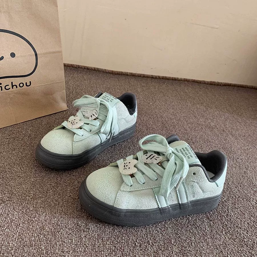 С аксессуарами дикие корейские кроссовки женские 2024 новые взрывные маленькие белые туфли нишевые туфли повседневные кроссовки