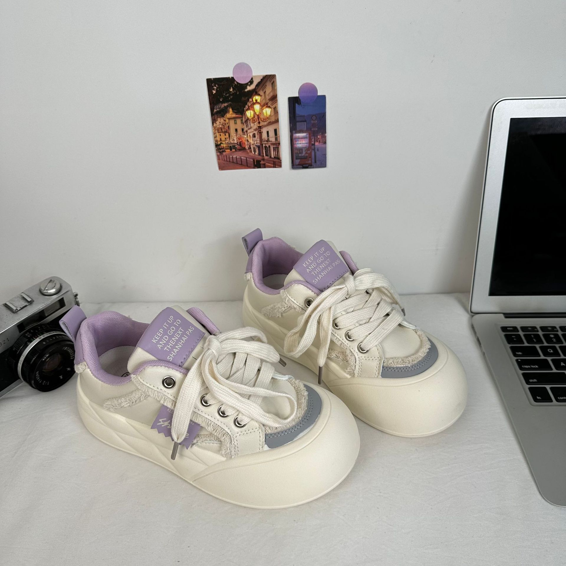 Yuanbo2025 primavera de zapatos de skate de altura de suela gruesa para estudiantes de estilo coreano, zapatos blancos de nicho, zapatos de moda