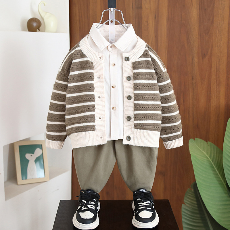 7070 traje de primavera para niños de tres piezas 2025 primavera y otoño nuevo suéter de bebé para niños coreanos traje de cárdigan de punto