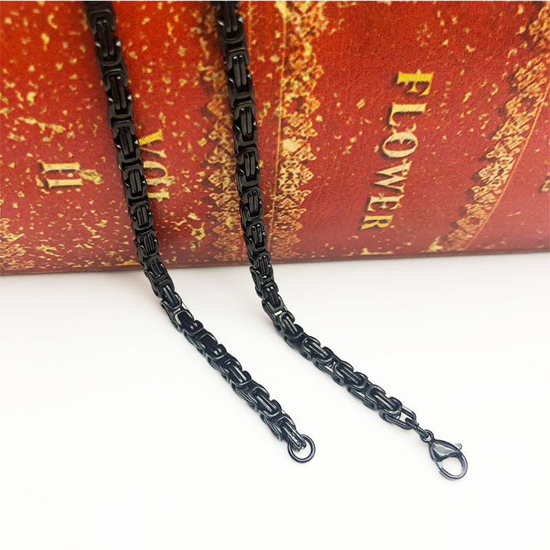 Collana king in acciaio al titanio, fibbia a moschettone, accessorio trendy e prepotente da uomo_voghion.com