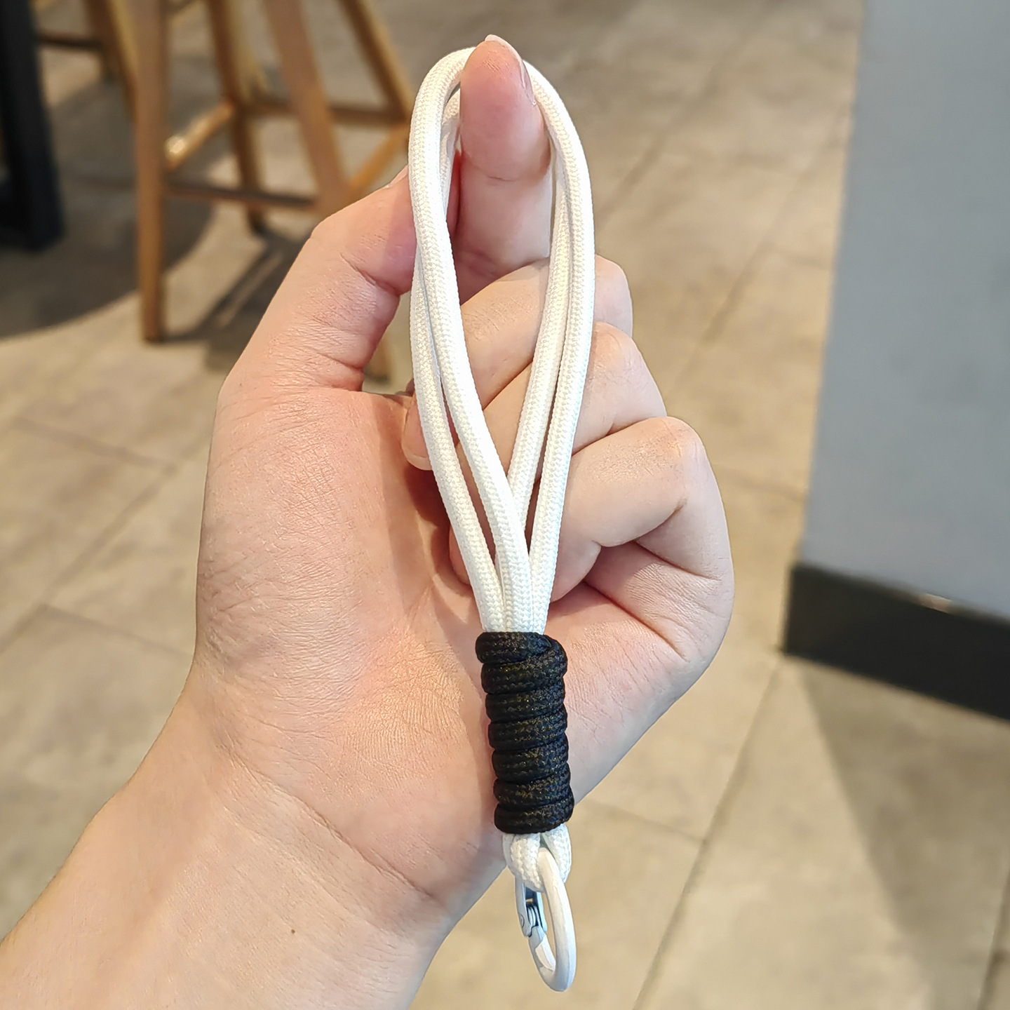 Nudo negro de cuerda blanca