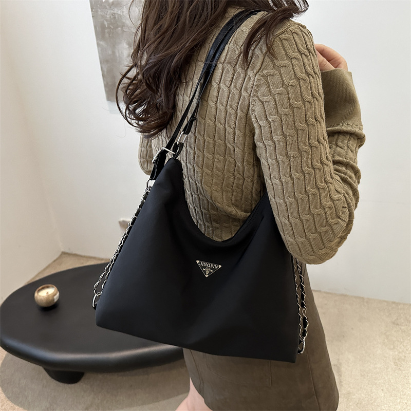 Mochila de viaje negra para mujer 2024 nuevo bolso de hombro de moda de gran capacidad y multiusos biselado