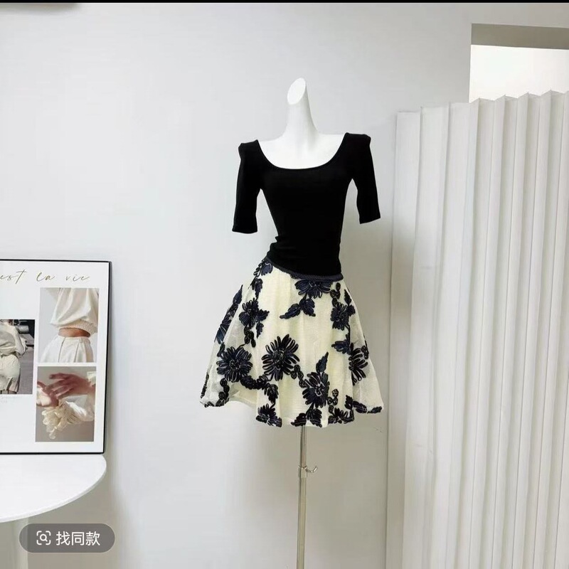 2026 New Spring/Summer French Style Elegant Lady Black Mid-Sleeve T-Shirt with Embroidered Short Skirt Women's Two-Piece Set