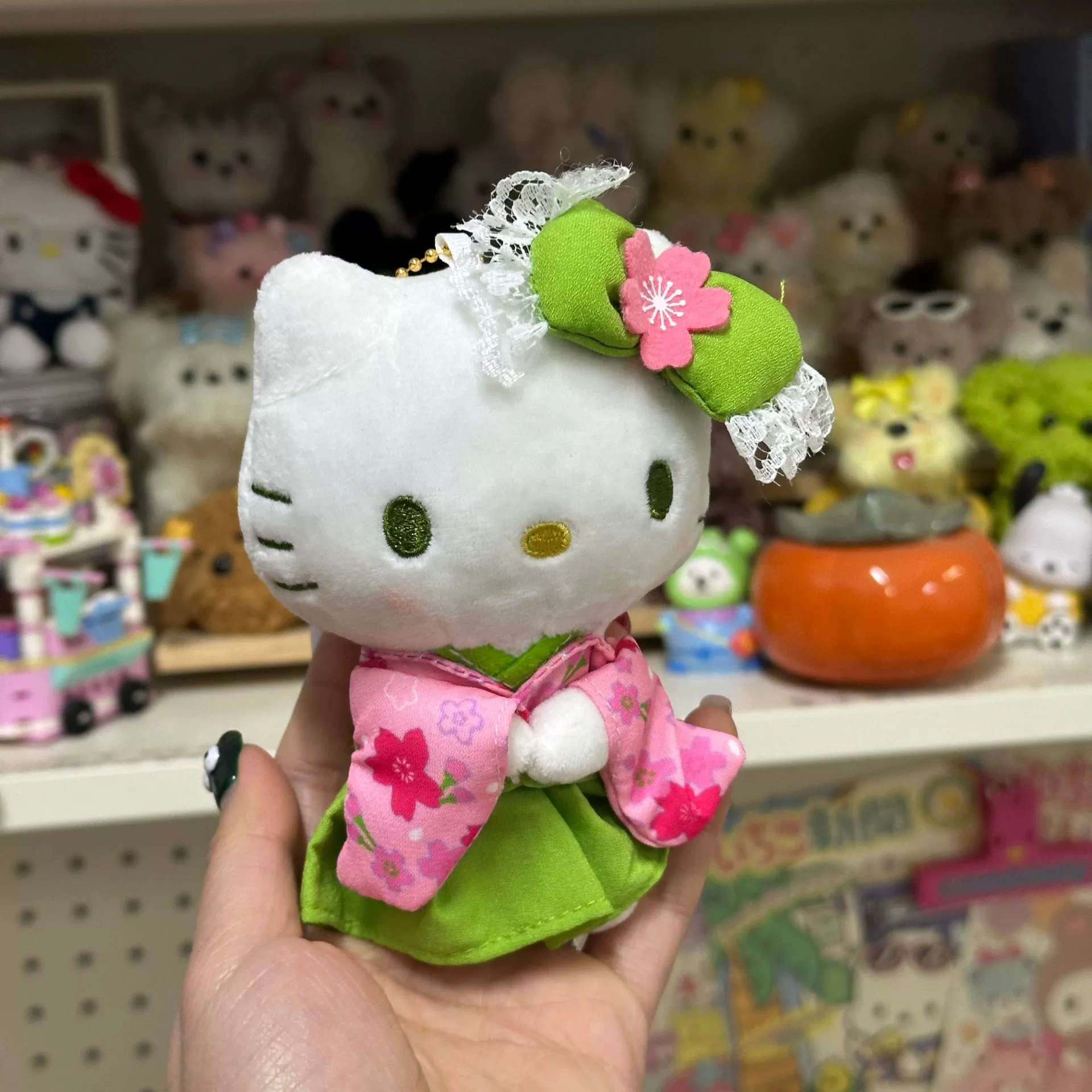 Брелок-плюш Hello Kitty в кимоно куколка, кулон к сумке — дизайны матчa и сакура, 45 г