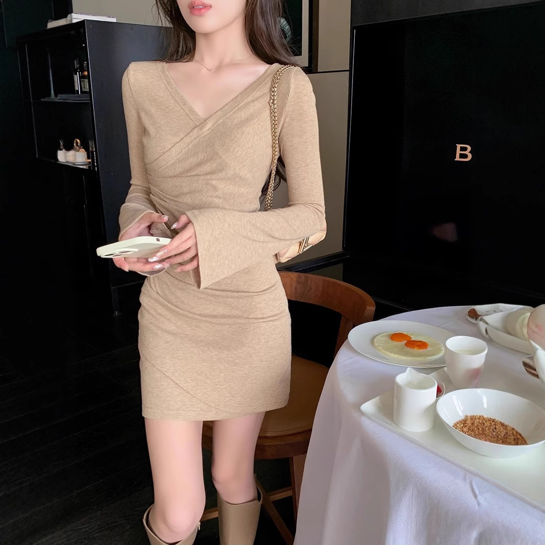 가을과 겨울 오트밀 색상 뜨거운 소녀 순수한 기모 V-넥 원피스 짧은 웨이스트 힙 스커트 불규칙한 슬림 치마를 원합니다