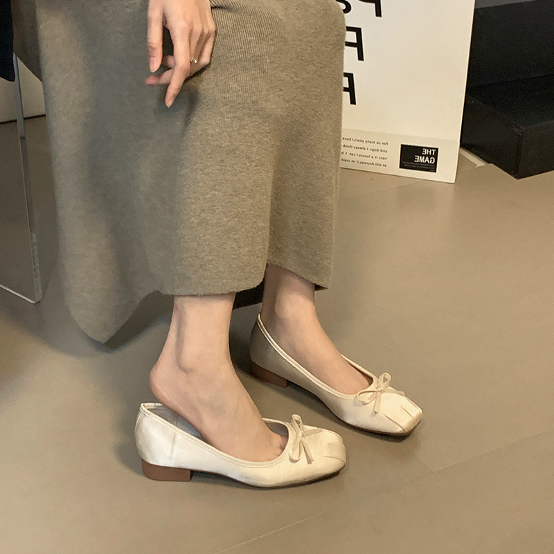 Suave seda cuadrada zapatos de ballet de primavera 2025 nuevo nicho arco de talón grueso zapatos de mariposa poco profundos zapatos de mariposa