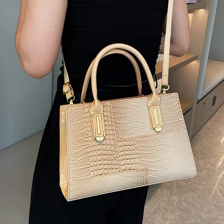 2023 nuevo bolso de platino con patrón de cocodrilo retro, bolso de costura de moda femenina, bolso de mensajero de hombro de viajero de todo fósforo