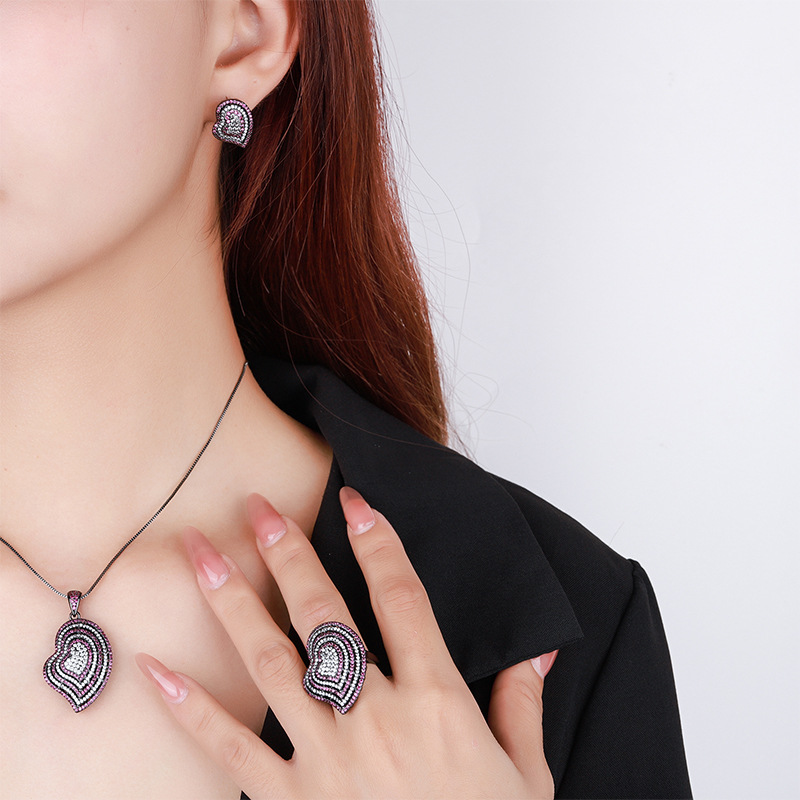 2024 nueva joyería Zhuang Shengsheng fondo de cobre chapado en oro simulación corindón rojo en forma de corazón diamante completo traje de oro negro mujer