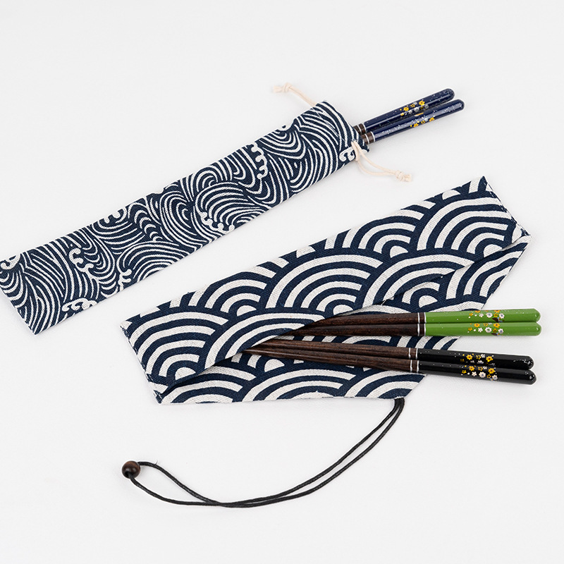 Net Red Creative Estilo japonés Mango de laca Palillos portátiles de madera Cuchara Vajilla de madera Juego de cinco piezas Palillos turísticos Bolsa de tela ecológica