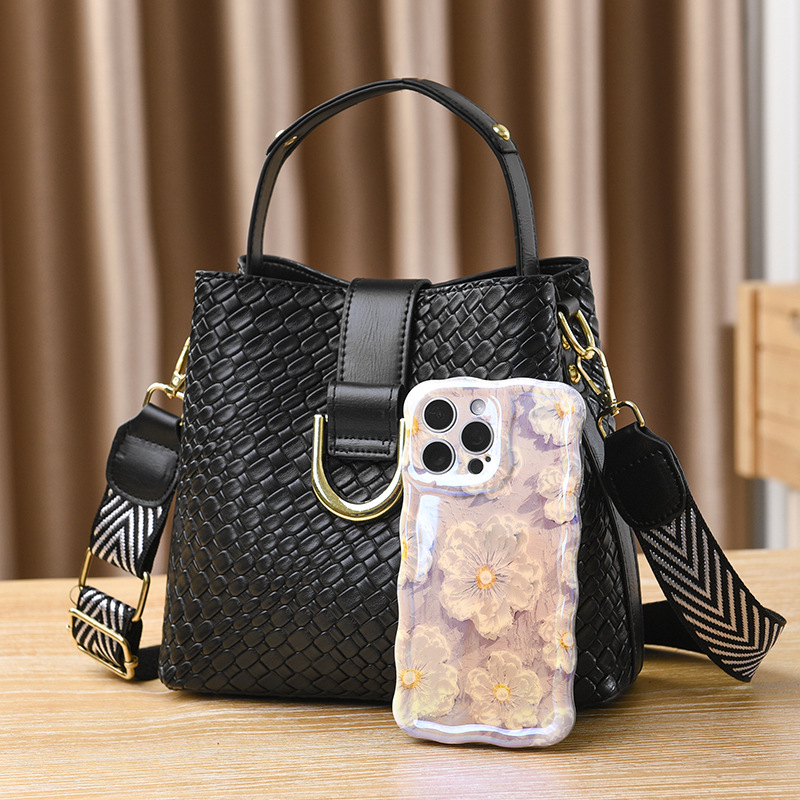 Bolsa de fábrica 2024 nueva bolsa de cubo de cercanías bolsa de moda de gran capacidad bolsa de hombro de las mujeres entrega de una sola pieza