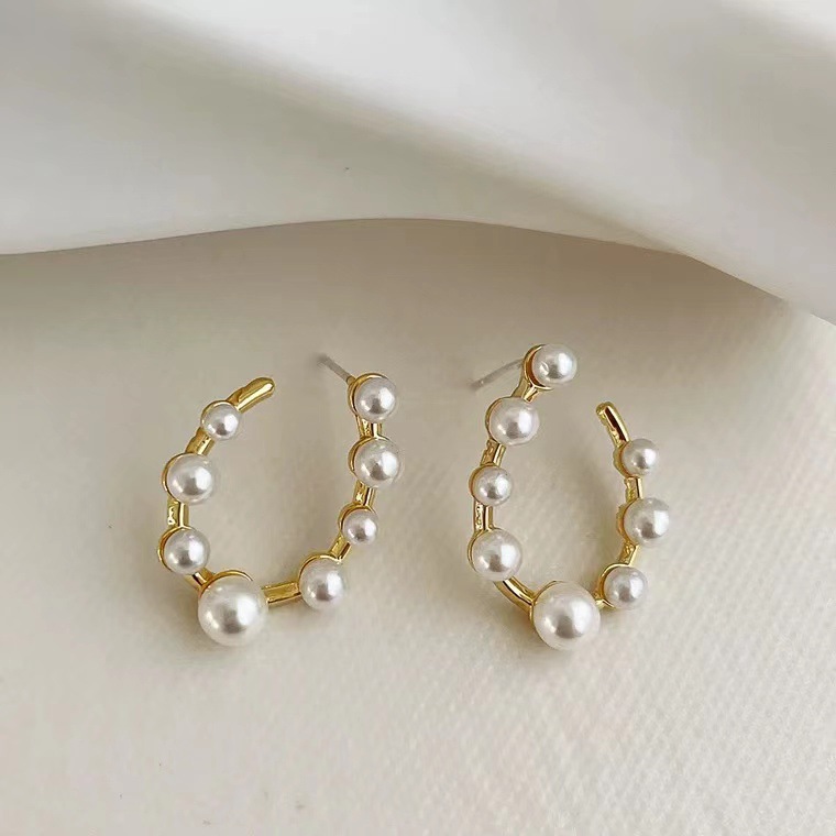 Simple Style U Shape Alloy Inlay Artificial Pearls Women's Ear Studs display picture 4