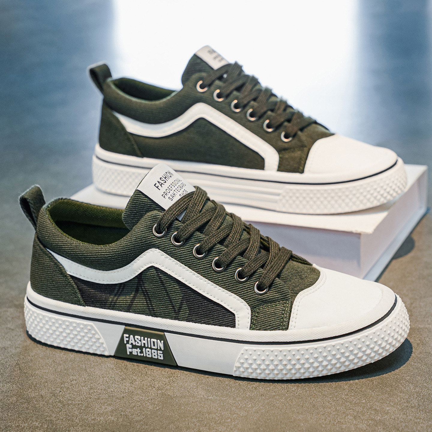 2026 zapatos de hombre de verano nuevos zapatos de lona de tamaño grande casual versátil y ligero juvenil zapatos de tela de skate casual clásicos
