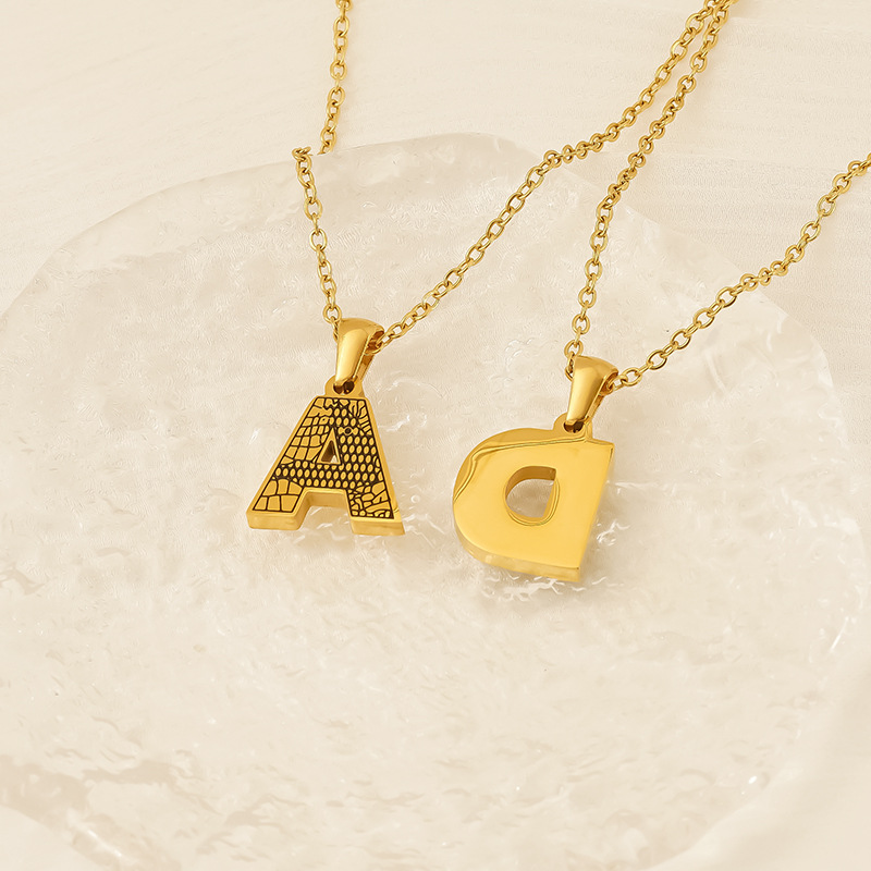 Nuevos productos transfronterizos ins viento acero titanio chapado en oro collar de letras inglesas 26 letras mayúsculas joyería colgante al por mayor