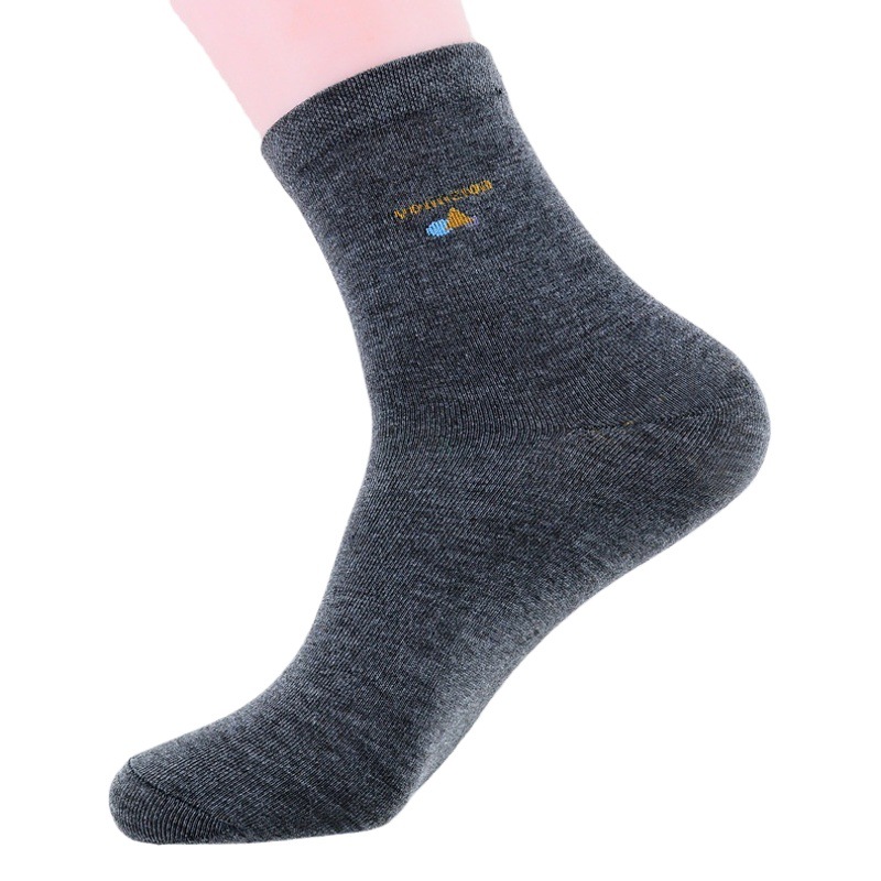 Medias gruesas de otoño e invierno calcetines casuales de media pantorrilla para hombres calcetines de algodón peinado de color sólido al por mayor