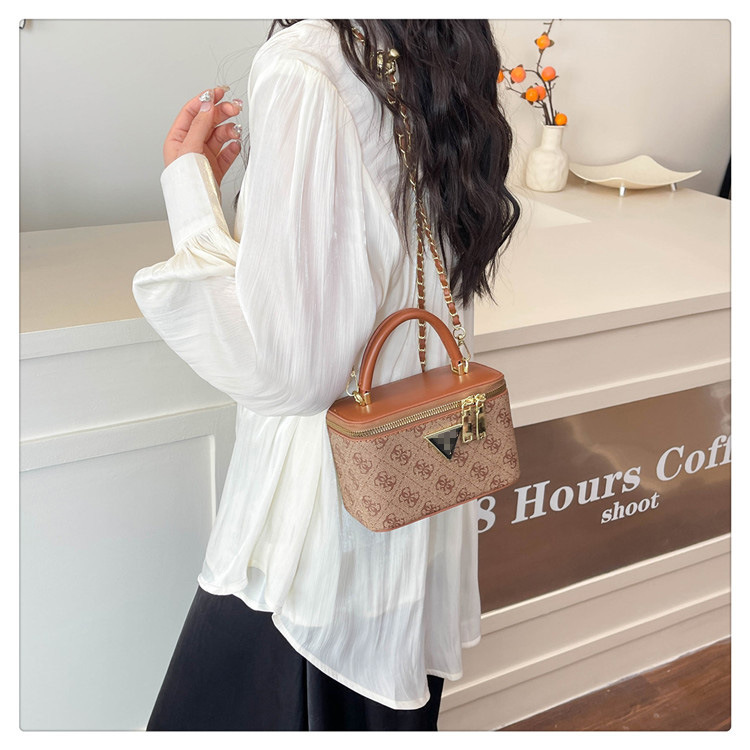 Bolso pequeño con hilo de bordar Lingge Mujer 2025 Nuevo estilo popular Bolso bandolera de cadena salvaje Bolso cuadrado pequeño de moda transfronteriza