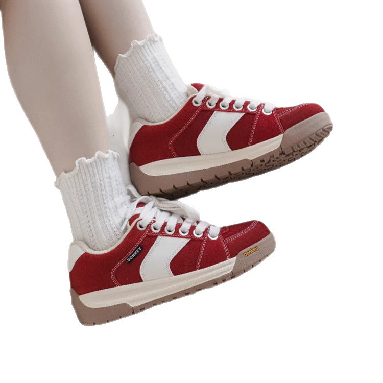 Pequeños zapatos casuales rojos verano y otoño de 2025 nuevos zapatos de entrenamiento de alta calidad para mujeres zapatos de pan suaves diarios
