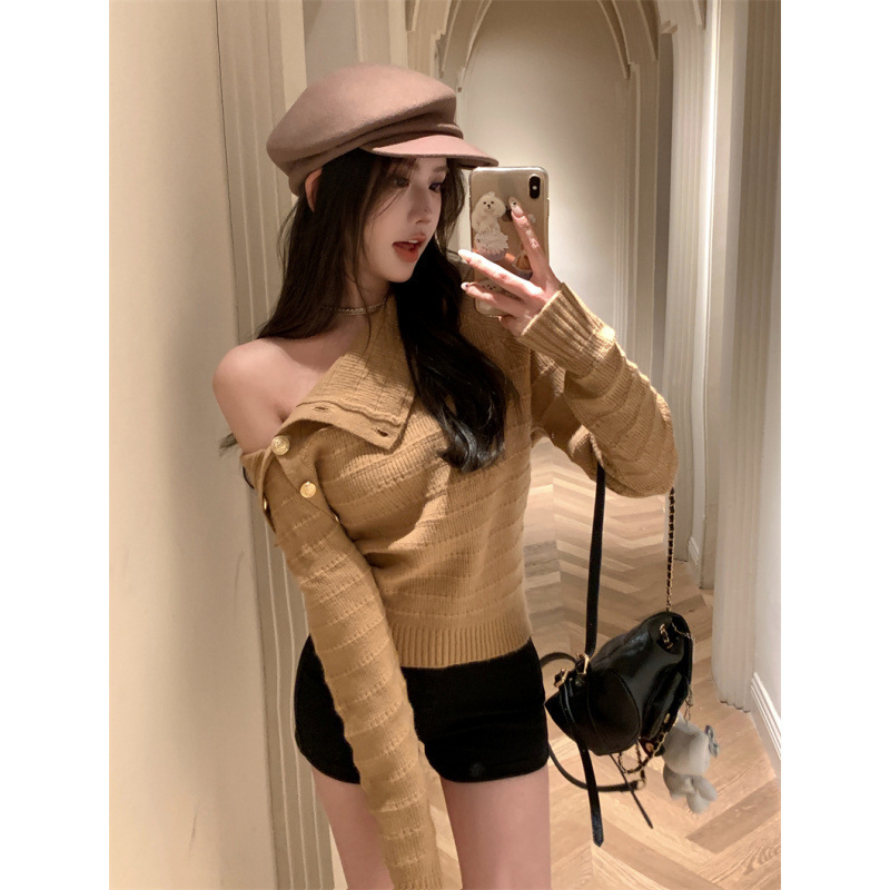 昕可达 慵懒一字肩毛衣女秋冬高级感气质设计感金扣露肩针织上衣|undefined