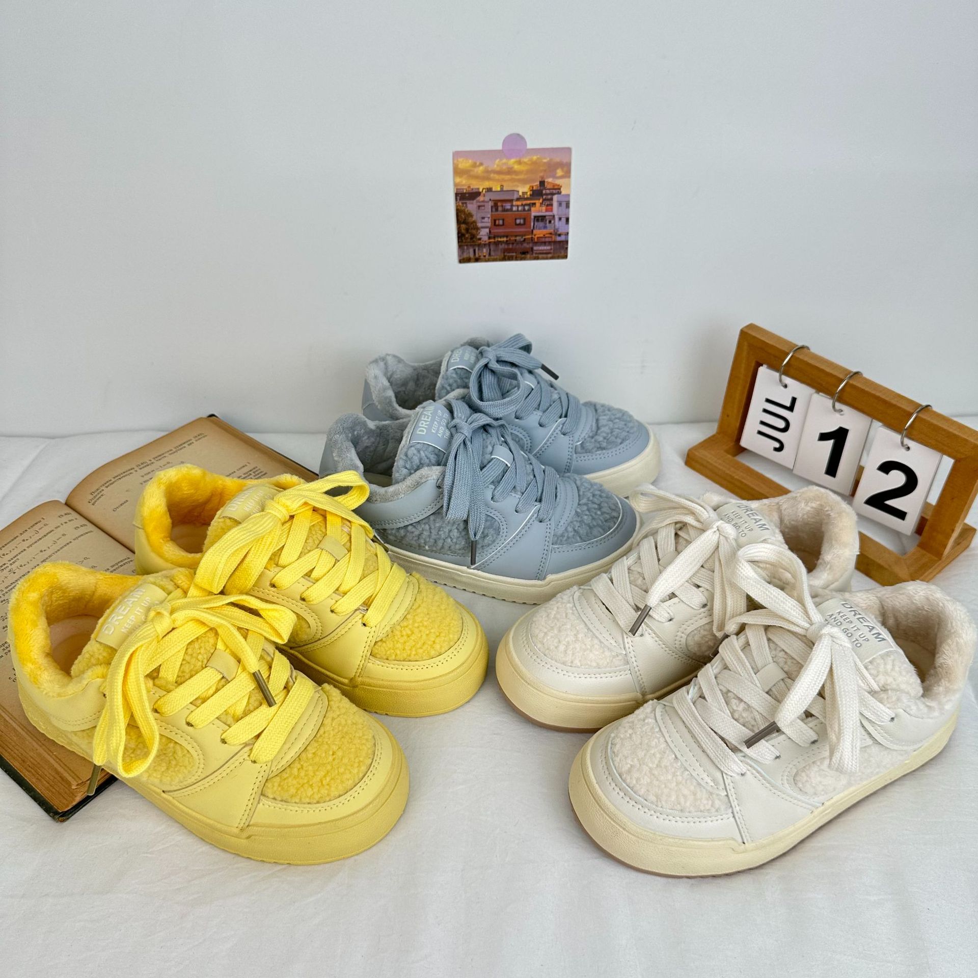Zapatos con cordones delanteros estilo Hong Kong Zapatos deportivos casuales coreanos Zapatos de mujer de todo fósforo 2024 Nuevos zapatos blancos Mujer Yuanbo 5353