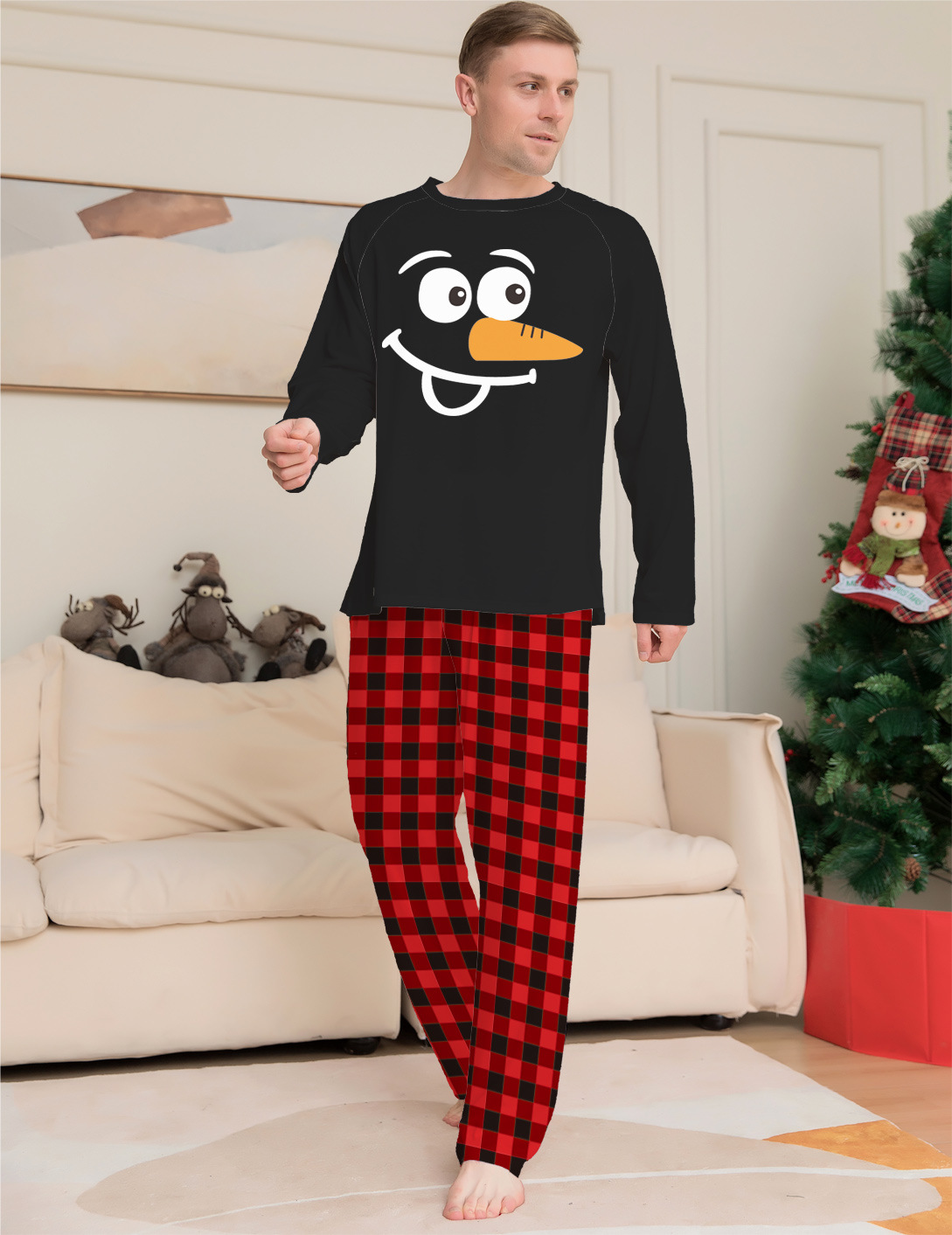 Vestito da casa stampato con pigiama natalizio a quadri con cartoni animati natalizi_voghion.com
