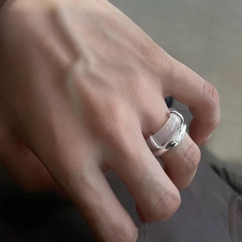 Organic agate design ring, elegant universal jewelry, simple and elegant design, high-quality style, on index finger