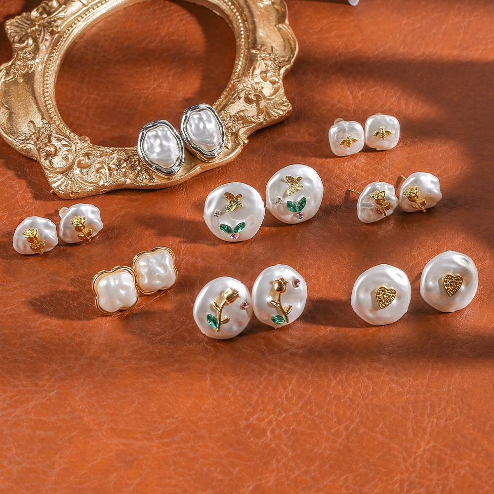 Fashionable small design earrings from pearl