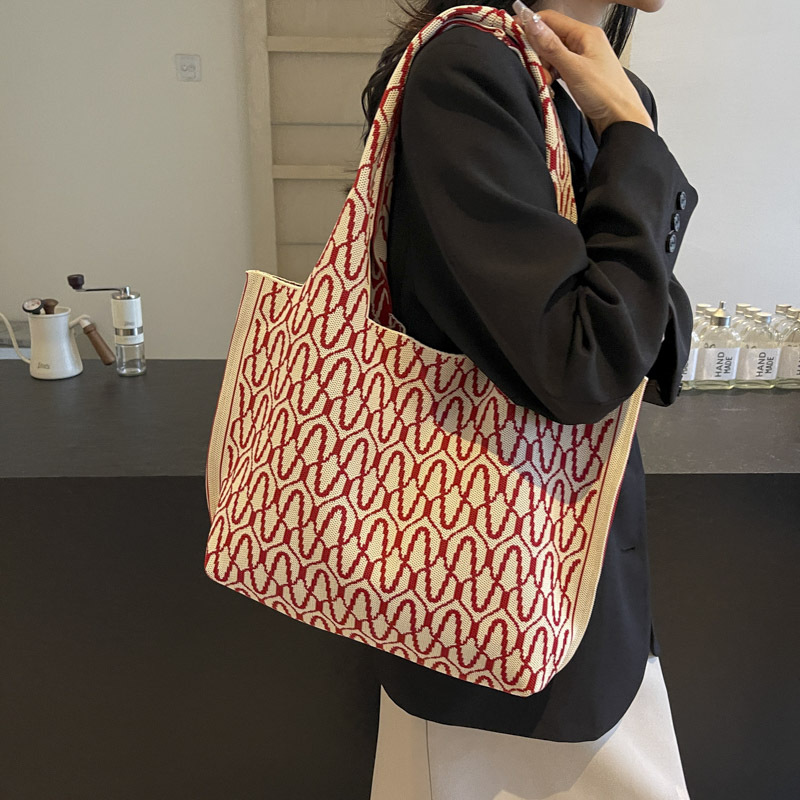 Knitted bags are fashionable and versatile. Knitted tote handbags are new large-capacity shopping bags for women. Single-shoulder bags are new for office workers undefined