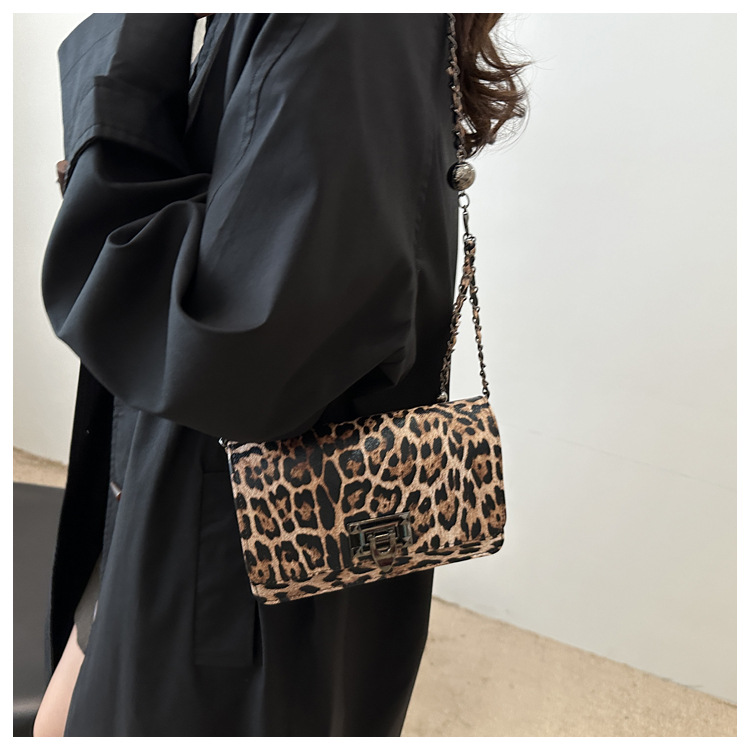 Cross-border women's bag 2024 New leopard print underarm bag, Korean style fashionable and trendy chain single-shoulder bag, riveted crossbody bag undefined