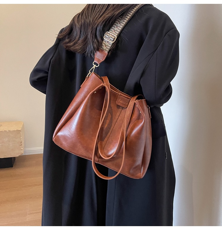 European and American retro large-capacity commuter tote bag 2024 new portable shoulder bag, textured wide shoulder strap messenger bag_voghion.com