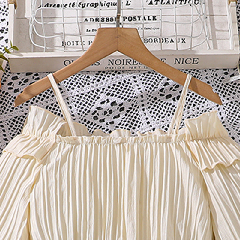 Meiteņu komplekts 2024. gada rudens stilīgs īss stils ar vienu plecu, mežģīņu mazs krekls ar pussvārkiem, bērnu apģērbs_voghion.com