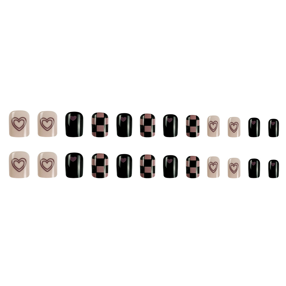 Chica caliente, uñas de uñas dulces y frescas, uñas de uñas rosadas, uñas postizas, uñas de tablero de ajedrez negro y morado