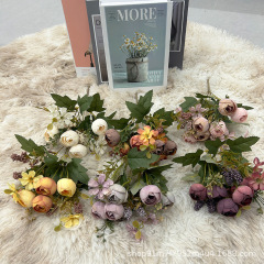 フランス式のお茶のつぼみは偽の花の家の盆栽を飾って花の芸の生け花の材料を並べて大きいお茶のつぼみの花束をシミュレーションします。