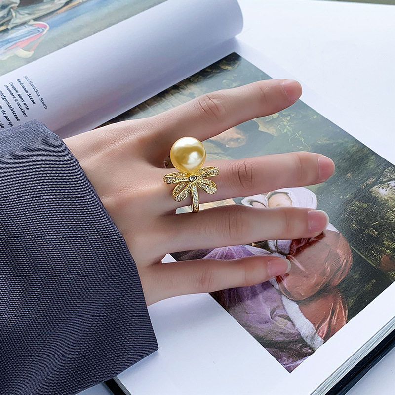 2024 Shengsheng Jewelry Nuevo fondo de cobre chapado en oro con incrustaciones de perlas retro arco anillo mujer 14mm