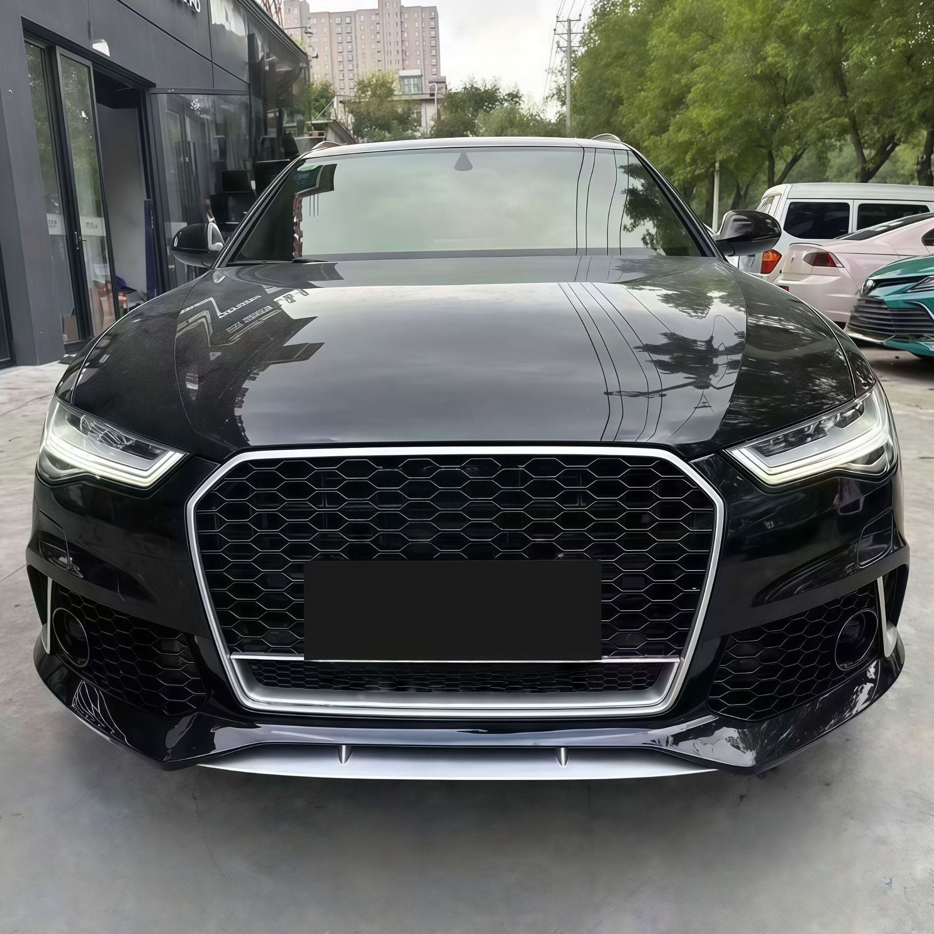 Suitable for Audi A6L models from 2016-2018, this is an upgrade kit for modifying the front bumper to resemble the RS6, including the front grille and bumper