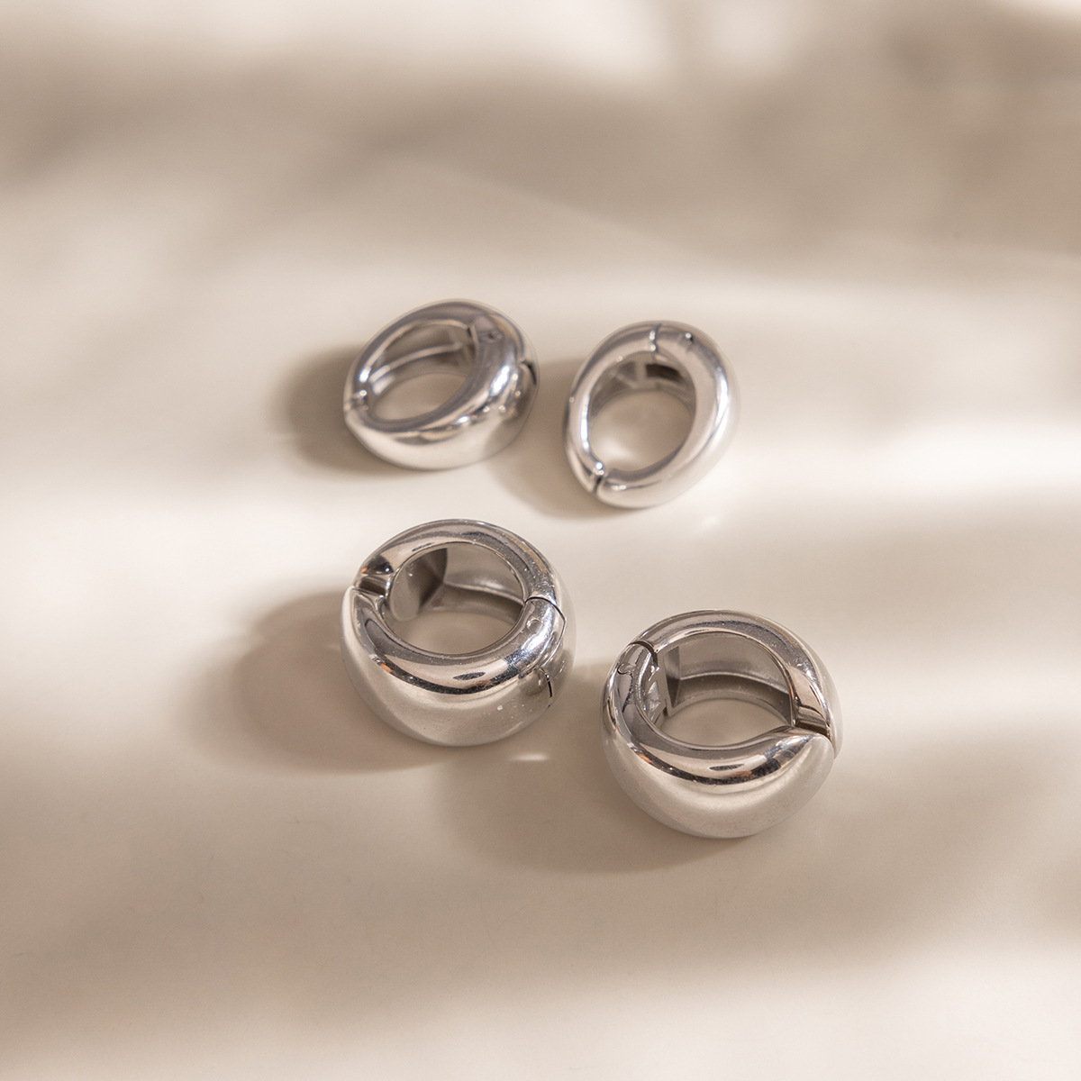 Wanxing Europa y los Estados Unidos gorda orejas de orejas mujeres sin agujeros de orejas de acero inoxidable ligero lujo alto sentido de diseño de joyas transfronterizas