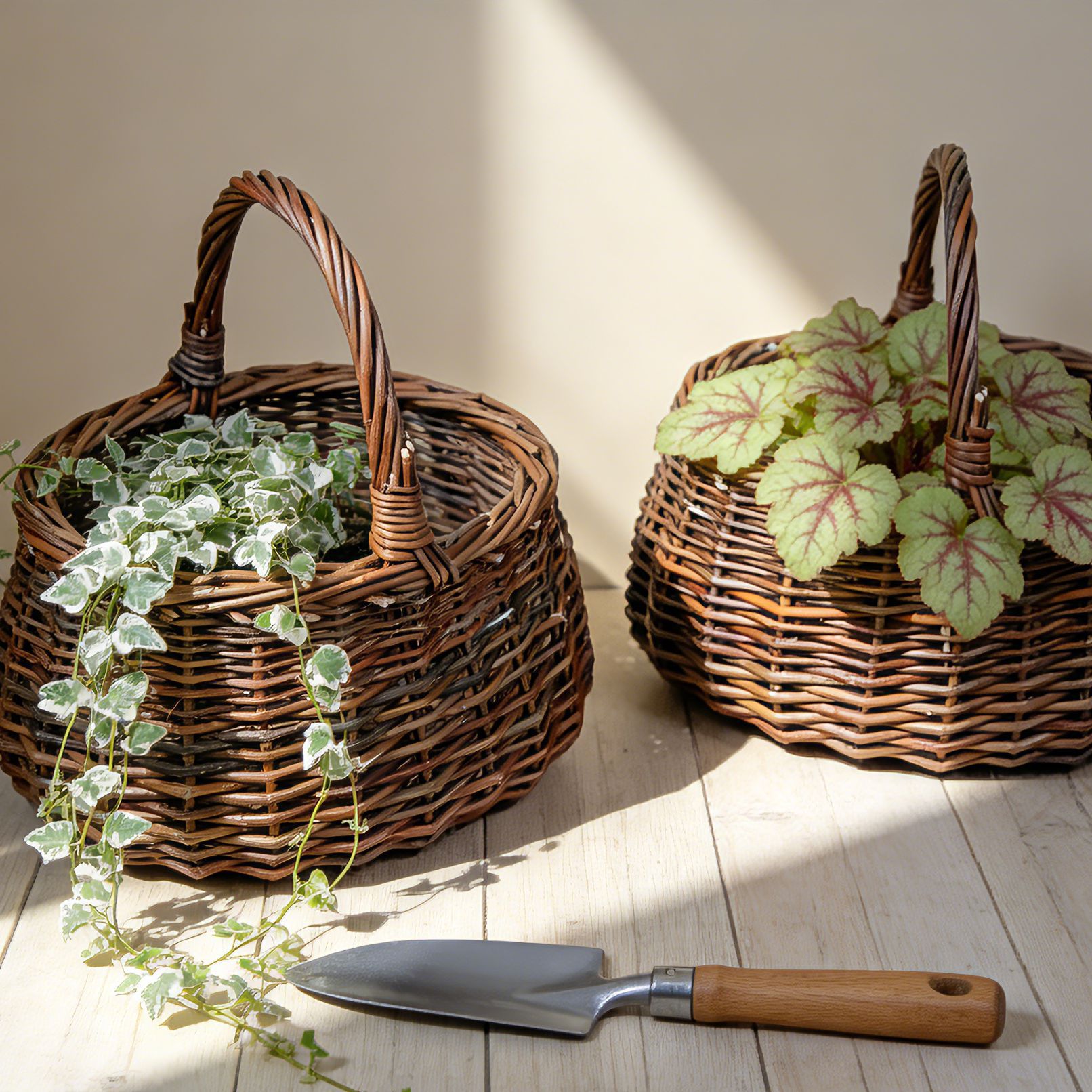 Cestas de mimbre para flores, cestas tejidas a mano, arreglos florales, decoraciones con plantas verdes, recipientes decorativos para flores, macetas rústicas hechas a mano con mimbre y paja.