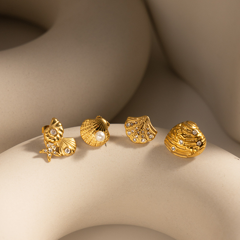 Taena Pendientes de acero de titanio chapado en oro de 18k europeos y americanos Pendientes de circonio con incrustaciones de estilo de playa de concha de alta calidad