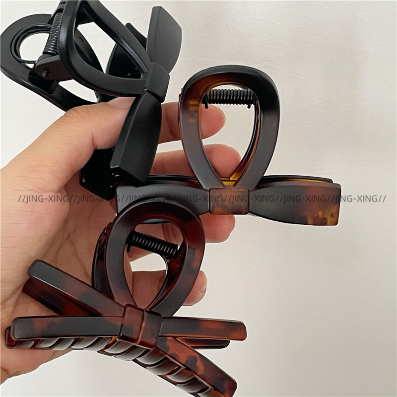 Fashionable retro hairgrip with bow